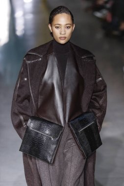 Milan, Italya-21 Şubat: bir model Milan Moda Haftası Sonbahar/Kış 2019/20 Max Mara gösterisi pist yürüyor 21 Şubat 2019 Milan, Italya.