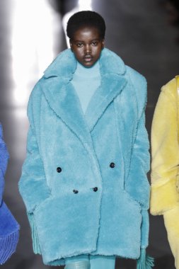 Milan, Italya-21 Şubat: bir model Milan Moda Haftası Sonbahar/Kış 2019/20 Max Mara gösterisi pist yürüyor 21 Şubat 2019 Milan, Italya.