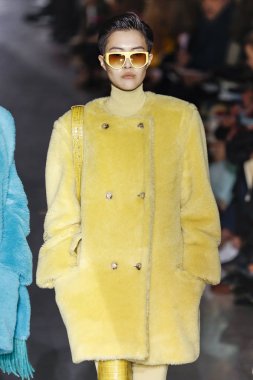 Milan, Italya-21 Şubat: bir model Milan Moda Haftası Sonbahar/Kış 2019/20 Max Mara gösterisi pist yürüyor 21 Şubat 2019 Milan, Italya.