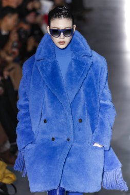 Milan, Italya-21 Şubat: bir model Milan Moda Haftası Sonbahar/Kış 2019/20 Max Mara gösterisi pist yürüyor 21 Şubat 2019 Milan, Italya.