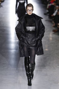 Milan, Italya-21 Şubat: bir model Milan Moda Haftası Sonbahar/Kış 2019/20 Max Mara gösterisi pist yürüyor 21 Şubat 2019 Milan, Italya.