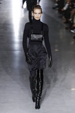 Milan, Italya-21 Şubat: bir model Milan Moda Haftası Sonbahar/Kış 2019/20 Max Mara gösterisi pist yürüyor 21 Şubat 2019 Milan, Italya.