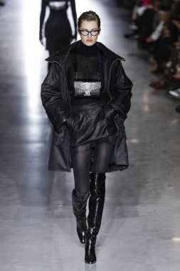Milan, Italya-21 Şubat: bir model Milan Moda Haftası Sonbahar/Kış 2019/20 Max Mara gösterisi pist yürüyor 21 Şubat 2019 Milan, Italya.