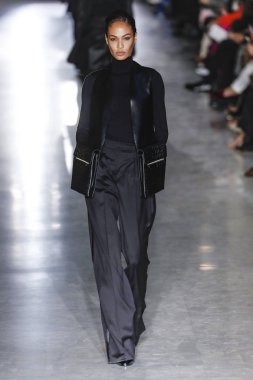 Milan, Italya-21 Şubat: Joan Smalls Milano Moda Haftası Sonbahar/Kış 2019/20 Max Mara gösterisi pist yürüyor 21 Şubat 2019 Milan, Italya.