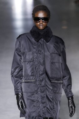 Milan, Italya-21 Şubat: bir model Milan Moda Haftası Sonbahar/Kış 2019/20 Max Mara gösterisi pist yürüyor 21 Şubat 2019 Milan, Italya.