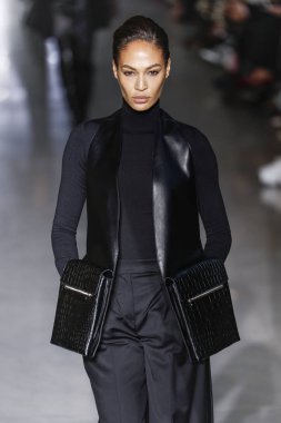Milan, Italya-21 Şubat: Joan Smalls Milano Moda Haftası Sonbahar/Kış 2019/20 Max Mara gösterisi pist yürüyor 21 Şubat 2019 Milan, Italya.