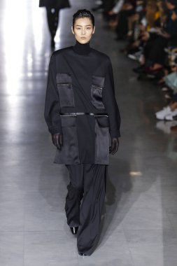 Milan, Italya-21 Şubat: bir model Milan Moda Haftası Sonbahar/Kış 2019/20 Max Mara gösterisi pist yürüyor 21 Şubat 2019 Milan, Italya.