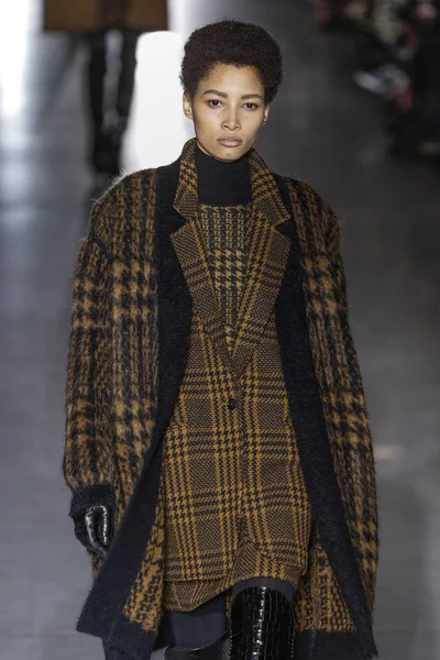 Milan, Italya-21 Şubat: bir model Milan Moda Haftası Sonbahar/Kış 2019/20 Max Mara gösterisi pist yürüyor 21 Şubat 2019 Milan, Italya.