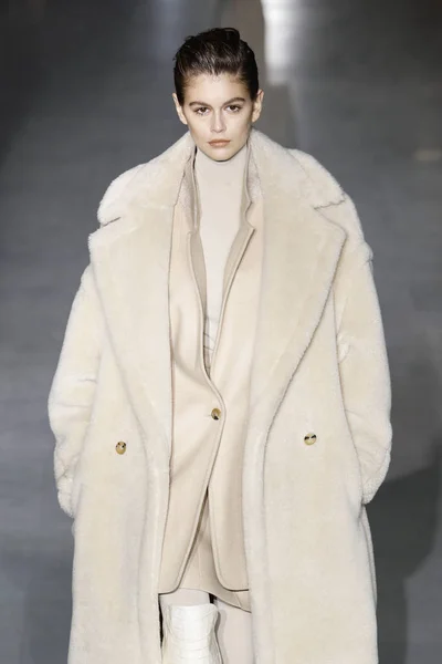 意大利米兰 2月21日 格伯在意大利米兰时装周 Autumnn Winter2020 Max Mara 时装秀上走在跑道上 — 图库照片