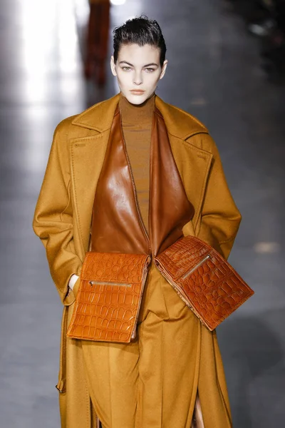 Milan, Italya-21 Şubat: Vittoria Ceretti Milan Moda Haftası Sonbahar/Kış 2019/20 Max Mara gösterisi pist yürüyor 21 Şubat 2019 Milan, Italya.