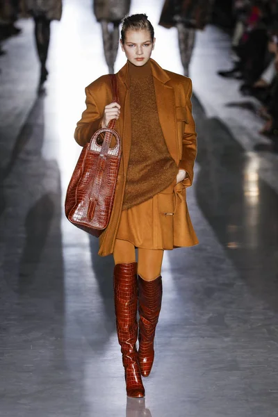 Milan, Italya-21 Şubat: bir model Milan Moda Haftası Sonbahar/Kış 2019/20 Max Mara gösterisi pist yürüyor 21 Şubat 2019 Milan, Italya.
