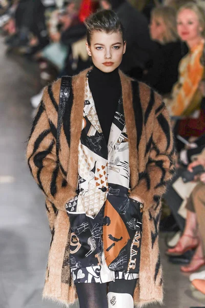 Milan, Italya-21 Şubat: bir model Milan Moda Haftası Sonbahar/Kış 2019/20 Max Mara gösterisi pist yürüyor 21 Şubat 2019 Milan, Italya.