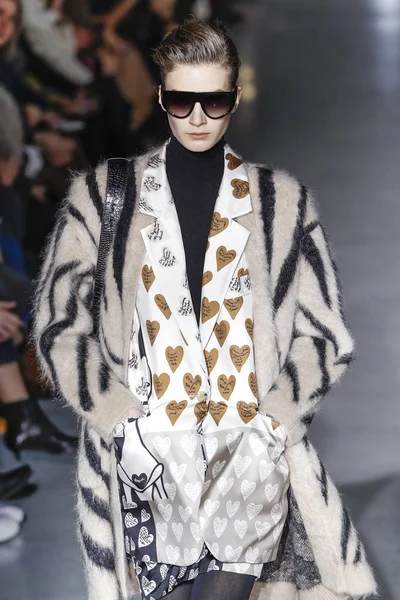 Milan, Italya-21 Şubat: bir model Milan Moda Haftası Sonbahar/Kış 2019/20 Max Mara gösterisi pist yürüyor 21 Şubat 2019 Milan, Italya.