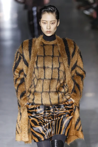 Milan, Italya-21 Şubat: bir model Milan Moda Haftası Sonbahar/Kış 2019/20 Max Mara gösterisi pist yürüyor 21 Şubat 2019 Milan, Italya.