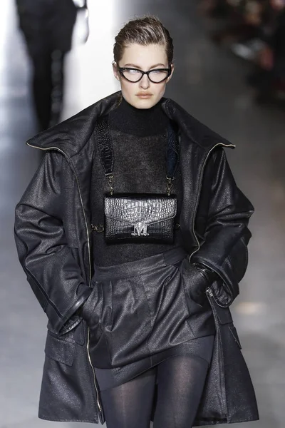 Milan, Italya-21 Şubat: bir model Milan Moda Haftası Sonbahar/Kış 2019/20 Max Mara gösterisi pist yürüyor 21 Şubat 2019 Milan, Italya.