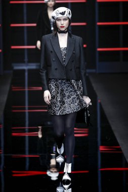 Milan, Italya-21 Şubat: bir model Milan Moda Haftası Sonbahar/Kış 2019/20 Emporio Armani şovunda pist yürüyor 21 Şubat 2019 Milan, Italya. 
