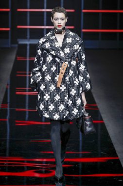 Milan, Italya-21 Şubat: bir model Milan Moda Haftası Sonbahar/Kış 2019/20 Emporio Armani şovunda pist yürüyor 21 Şubat 2019 Milan, Italya. 