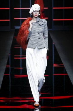 Milan, Italya-21 Şubat: bir model Milan Moda Haftası Sonbahar/Kış 2019/20 Emporio Armani şovunda pist yürüyor 21 Şubat 2019 Milan, Italya. 