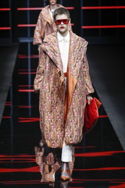Milan, Italya-21 Şubat: bir model Milan Moda Haftası Sonbahar/Kış 2019/20 Emporio Armani şovunda pist yürüyor 21 Şubat 2019 Milan, Italya. 