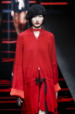 Milan, Italya-21 Şubat: bir model Milan Moda Haftası Sonbahar/Kış 2019/20 Emporio Armani şovunda pist yürüyor 21 Şubat 2019 Milan, Italya. 