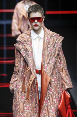 Milan, Italya-21 Şubat: bir model Milan Moda Haftası Sonbahar/Kış 2019/20 Emporio Armani şovunda pist yürüyor 21 Şubat 2019 Milan, Italya. 