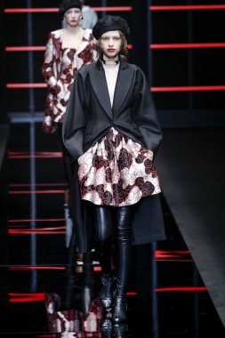Milan, Italya-21 Şubat: bir model Milan Moda Haftası Sonbahar/Kış 2019/20 Emporio Armani şovunda pist yürüyor 21 Şubat 2019 Milan, Italya. 