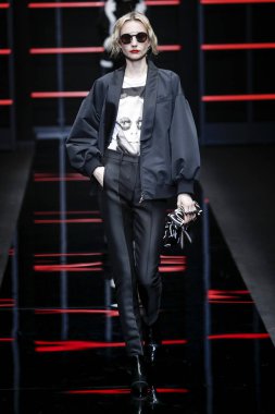 Milan, Italya-21 Şubat: bir model Milan Moda Haftası Sonbahar/Kış 2019/20 Emporio Armani şovunda pist yürüyor 21 Şubat 2019 Milan, Italya. 
