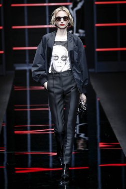 Milan, Italya-21 Şubat: bir model Milan Moda Haftası Sonbahar/Kış 2019/20 Emporio Armani şovunda pist yürüyor 21 Şubat 2019 Milan, Italya. 