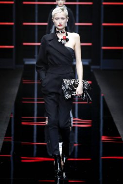 Milan, Italya-21 Şubat: bir model Milan Moda Haftası Sonbahar/Kış 2019/20 Emporio Armani şovunda pist yürüyor 21 Şubat 2019 Milan, Italya. 