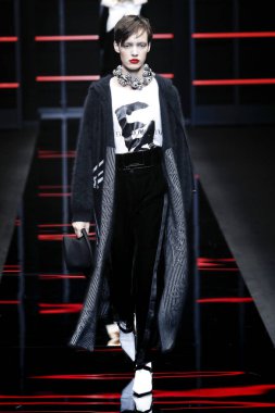 Milan, Italya-21 Şubat: bir model Milan Moda Haftası Sonbahar/Kış 2019/20 Emporio Armani şovunda pist yürüyor 21 Şubat 2019 Milan, Italya. 