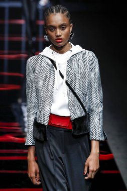 Milan, Italya-21 Şubat: bir model Milan Moda Haftası Sonbahar/Kış 2019/20 Emporio Armani şovunda pist yürüyor 21 Şubat 2019 Milan, Italya. 