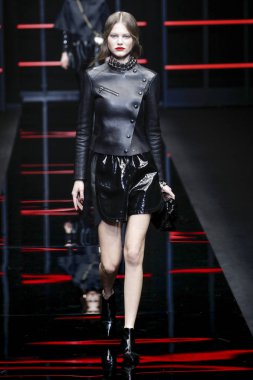 Milan, Italya-21 Şubat: bir model Milan Moda Haftası Sonbahar/Kış 2019/20 Emporio Armani şovunda pist yürüyor 21 Şubat 2019 Milan, Italya. 