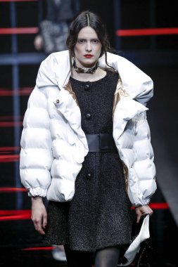 Milan, Italya-21 Şubat: bir model Milan Moda Haftası Sonbahar/Kış 2019/20 Emporio Armani şovunda pist yürüyor 21 Şubat 2019 Milan, Italya. 