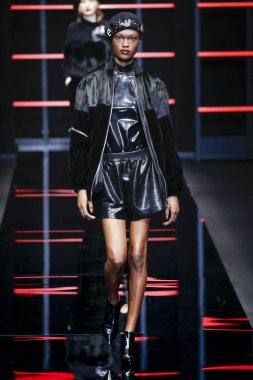 Milan, Italya-21 Şubat: bir model Milan Moda Haftası Sonbahar/Kış 2019/20 Emporio Armani şovunda pist yürüyor 21 Şubat 2019 Milan, Italya. 