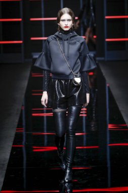Milan, Italya-21 Şubat: bir model Milan Moda Haftası Sonbahar/Kış 2019/20 Emporio Armani şovunda pist yürüyor 21 Şubat 2019 Milan, Italya. 