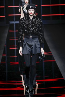 Milan, Italya-21 Şubat: bir model Milan Moda Haftası Sonbahar/Kış 2019/20 Emporio Armani şovunda pist yürüyor 21 Şubat 2019 Milan, Italya. 