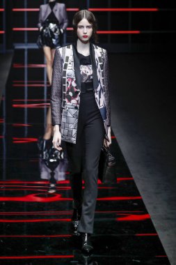 Milan, Italya-21 Şubat: bir model Milan Moda Haftası Sonbahar/Kış 2019/20 Emporio Armani şovunda pist yürüyor 21 Şubat 2019 Milan, Italya. 