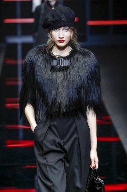 Milan, Italya-21 Şubat: bir model Milan Moda Haftası Sonbahar/Kış 2019/20 Emporio Armani şovunda pist yürüyor 21 Şubat 2019 Milan, Italya. 