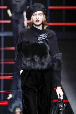 Milan, Italya-21 Şubat: bir model Milan Moda Haftası Sonbahar/Kış 2019/20 Emporio Armani şovunda pist yürüyor 21 Şubat 2019 Milan, Italya. 