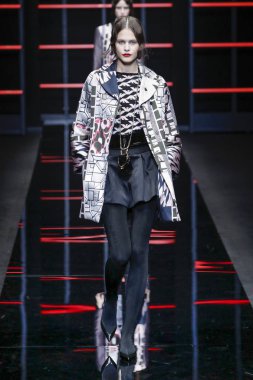 Milan, Italya-21 Şubat: bir model Milan Moda Haftası Sonbahar/Kış 2019/20 Emporio Armani şovunda pist yürüyor 21 Şubat 2019 Milan, Italya. 