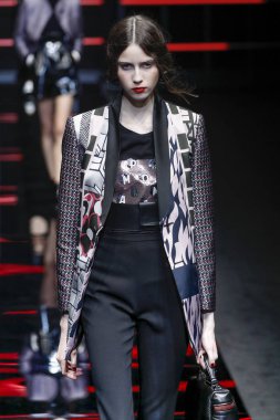 Milan, Italya-21 Şubat: bir model Milan Moda Haftası Sonbahar/Kış 2019/20 Emporio Armani şovunda pist yürüyor 21 Şubat 2019 Milan, Italya. 