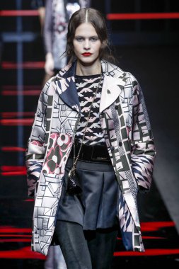 Milan, Italya-21 Şubat: bir model Milan Moda Haftası Sonbahar/Kış 2019/20 Emporio Armani şovunda pist yürüyor 21 Şubat 2019 Milan, Italya. 