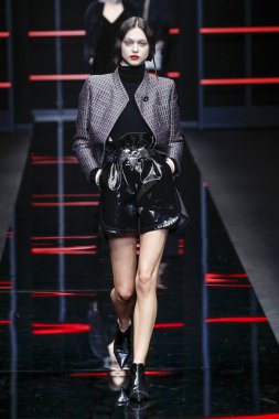 Milan, Italya-21 Şubat: bir model Milan Moda Haftası Sonbahar/Kış 2019/20 Emporio Armani şovunda pist yürüyor 21 Şubat 2019 Milan, Italya. 
