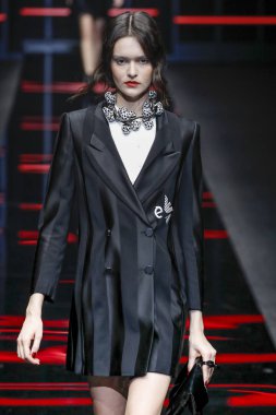 Milan, Italya-21 Şubat: bir model Milan Moda Haftası Sonbahar/Kış 2019/20 Emporio Armani şovunda pist yürüyor 21 Şubat 2019 Milan, Italya. 