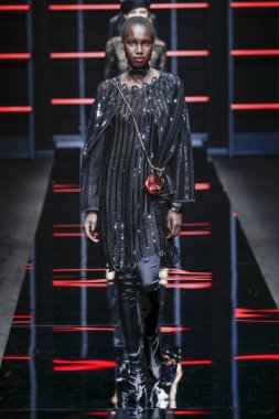 Milan, Italya-21 Şubat: bir model Milan Moda Haftası Sonbahar/Kış 2019/20 Emporio Armani şovunda pist yürüyor 21 Şubat 2019 Milan, Italya. 