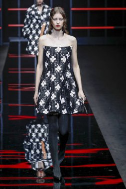 Milan, Italya-21 Şubat: bir model Milan Moda Haftası Sonbahar/Kış 2019/20 Emporio Armani şovunda pist yürüyor 21 Şubat 2019 Milan, Italya. 