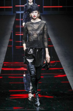 Milan, Italya-21 Şubat: bir model Milan Moda Haftası Sonbahar/Kış 2019/20 Emporio Armani şovunda pist yürüyor 21 Şubat 2019 Milan, Italya. 