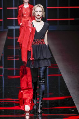 Milan, Italya-21 Şubat: bir model Milan Moda Haftası Sonbahar/Kış 2019/20 Emporio Armani şovunda pist yürüyor 21 Şubat 2019 Milan, Italya. 