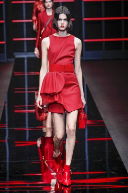Milan, Italya-21 Şubat: bir model Milan Moda Haftası Sonbahar/Kış 2019/20 Emporio Armani şovunda pist yürüyor 21 Şubat 2019 Milan, Italya. 