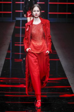 Milan, Italya-21 Şubat: bir model Milan Moda Haftası Sonbahar/Kış 2019/20 Emporio Armani şovunda pist yürüyor 21 Şubat 2019 Milan, Italya. 